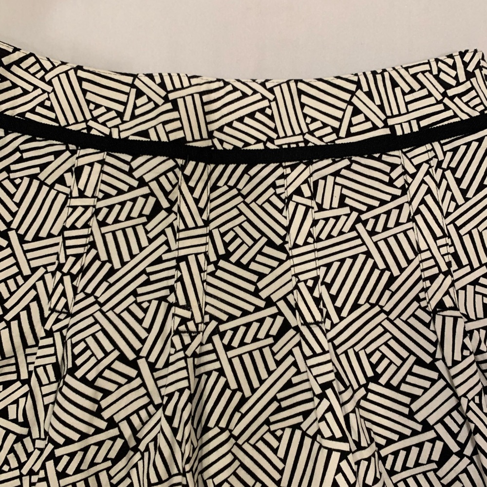 Ann Taylor Loft Black & White Graphic Pleated Skirt Size 4P